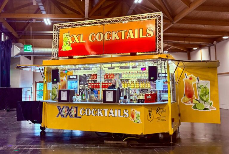 XXL Cocktails - Gelber Cocktailwagen