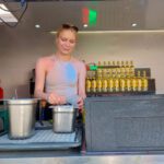Barkeeperin im Airstream Cocktailwagen