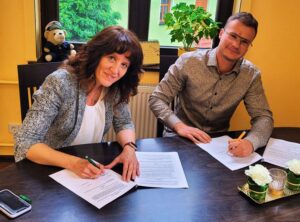 Bürgermeisterin Stadt Möckern und Lucas Rehfeld von Rehfeld Events unterzeichnen Kooperationsvertrag