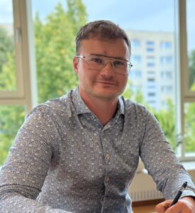 Lucas Rehfeld, Geschäftsführer Rehfeld Events & Catering, am Schreibtisch in hellem Büro