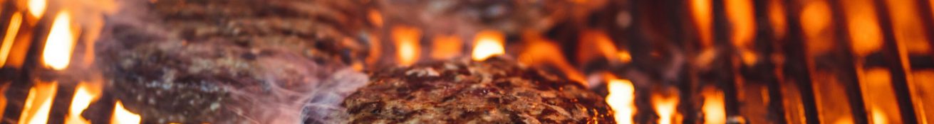 Buletten werden auf Holzkohlegrill gegrillt. Foto von Joshua Kantarges auf Unsplash